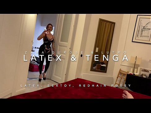 ❤️ Ngoanana e monyane ea nang le hlooho e khubelu ea apereng seaparo sa latex se kentsoeng ke ntate oa bobeli ﹏