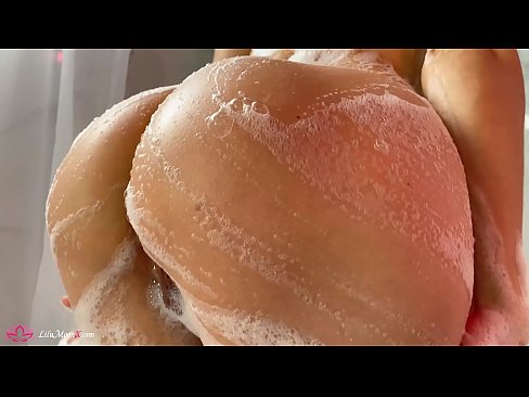 ❤️ Brunette o ipholla litho tsa botona kapa botšehali ho li khotsofatsa Pussy e nang le Vibrator ho ea ho Intense Orgasm in Shower ﹏